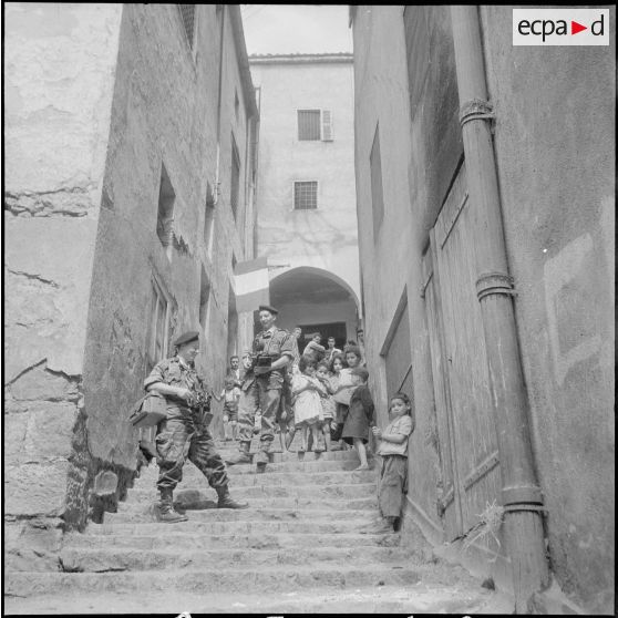 Des reporters du SCA d'Alger sont accompagnés par des enfants, dans la casbah de Constantine. [Description en cours]