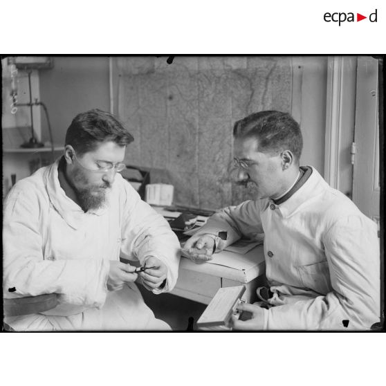 Docteurs Bouzigues et son frère dans le cabinet de la Tour Maubourg. [légende d'origine]