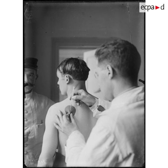 La Tour Maubourg. La piqûre antiphoïdique. [légende d'origine]