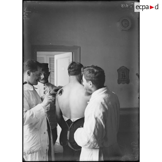 La Tour Maubourg. La piqûre antiphoïdique. [légende d'origine]