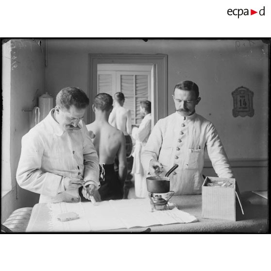 La Tour Maubourg. La piqûre antiphoïdique. [légende d'origine]