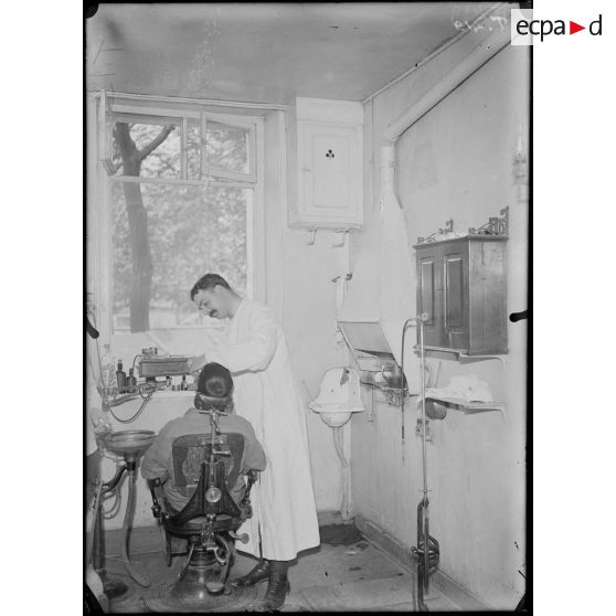 La Tour Maubourg. Le service dentaire. [légende d'origine]