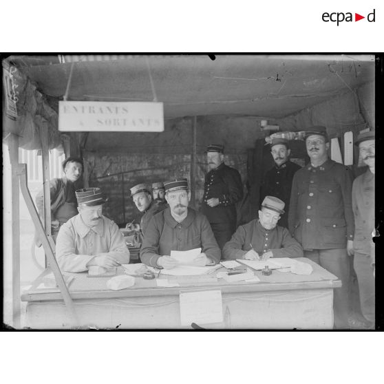 La Tour Maubourg. Le bureau des entrées et des sorties. [légende d'origine]