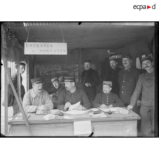 La Tour Maubourg. Le bureau des entrées et des sorties. [légende d'origine]
