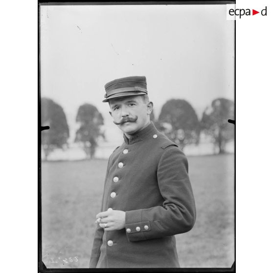 La Tour Maubourg. Le caporal infirmier. [légende d'origine]