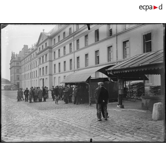 La Tour Maubourg. Le bureau des entrées et des sorties. [légende d'origine]