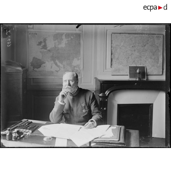 La Tour Maubourg. Le Commandant [Illisible] dans son bureau. [légende d'origine]