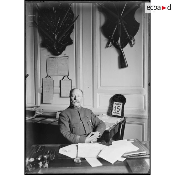 La Tour Maubourg. Le Commandant [Illisible] dans son bureau. [légende d'origine]