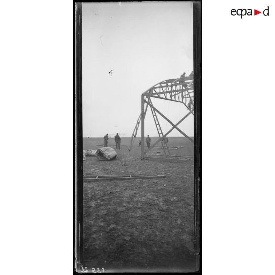 (Etampes. Aviation). Construction d'un hangar. [légende d'origine]