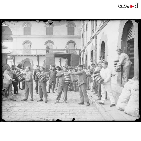 26 juillet 1915. Billy. Le chargement des pains. [légende d'origine]