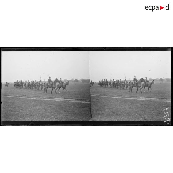 Chantilly. Revue d'une division coloniale. Le défilé du drapeau d'un régiment colonial. [légende d'origine]