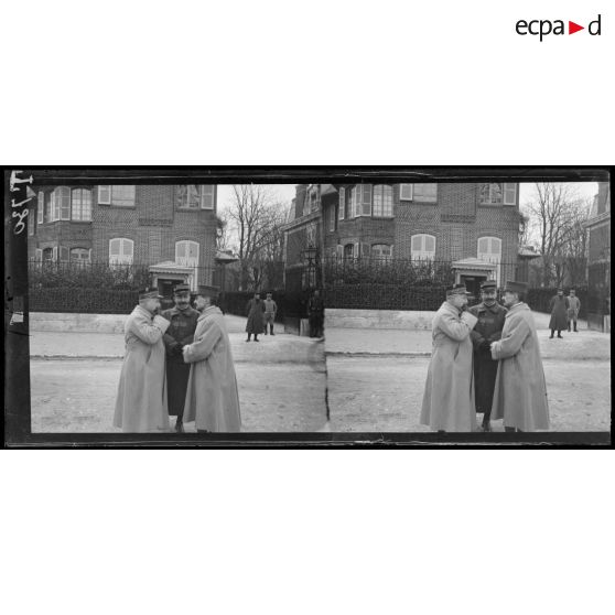 Chantilly. Revue d'une division coloniale. Le général de Castelnau s'entretenant avec des officiers devant la maison du Général en chef. [légende d'origine]