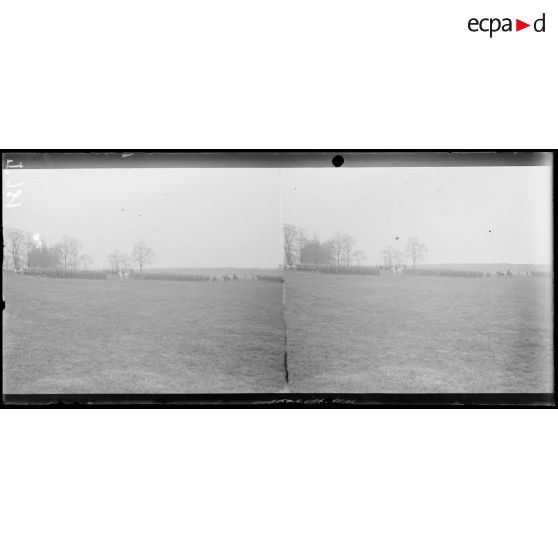 (Chantilly). Revue d'une division coloniale. Défilé d'un régiment par colonne de compagnie. [légende d'origine]