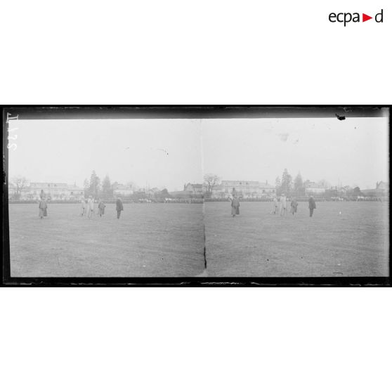 Chantilly. Revue. Le général Joffre et le général de Castelnau regardant défiler les troupes. [légende d'origine]