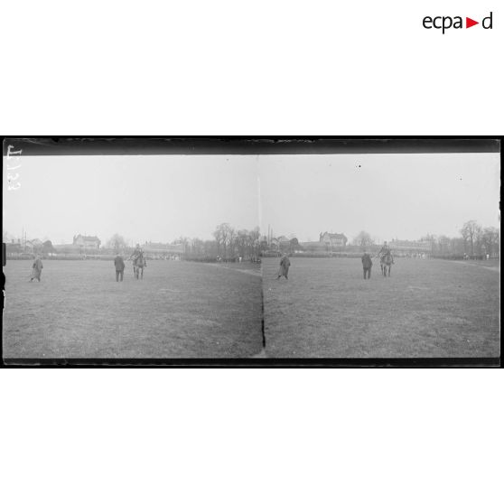 Chantilly. Revue. Le général Joffre s'entretenant avec le colonel d'un régiment colonial. [légende d'origine]