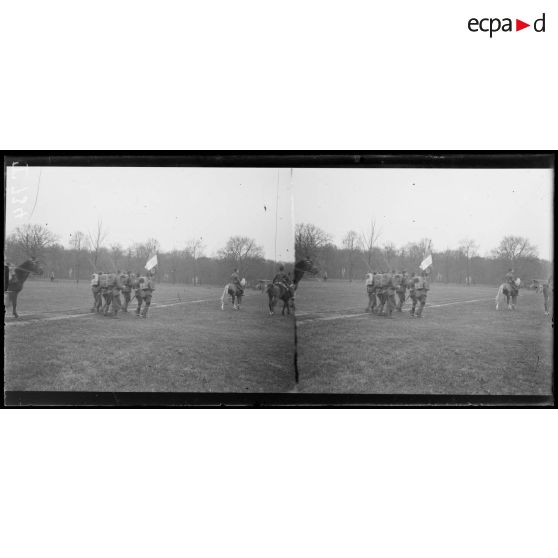 (Chantilly). Revue d'une division coloniale. Défilé du drapeau d'un régiment colonial. [légende d'origine]