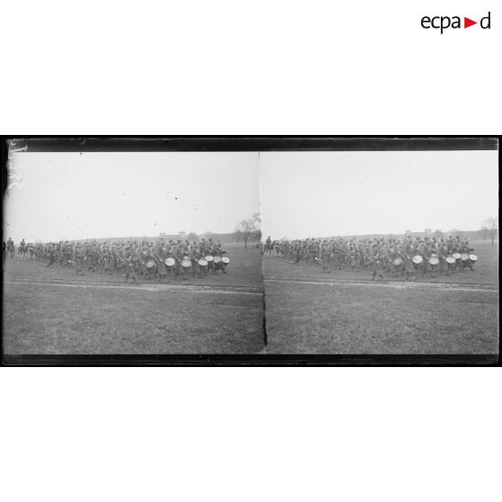 Chantilly. Revue d'une division coloniale. Défilé de la clique d'un régiment de zouaves. [légende d'origine]