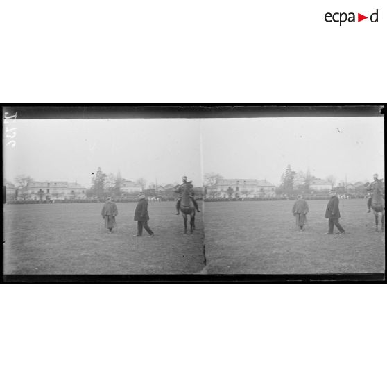 Le général Joffre et le général de Castelnau sur le terrain de la revue à Chantilly. [légende d'origine]