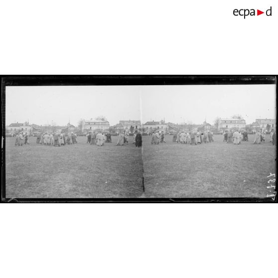 Chantilly. Revue. Groupe d'officiers du GQG sur le terrain de la revue. [légende d'origine]