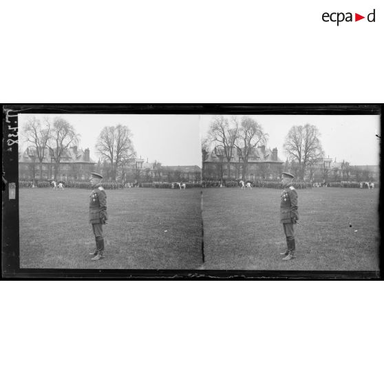 Chantilly. Revue. Un membre de la mission russe regardant les troupes massées. [légende d'origine]