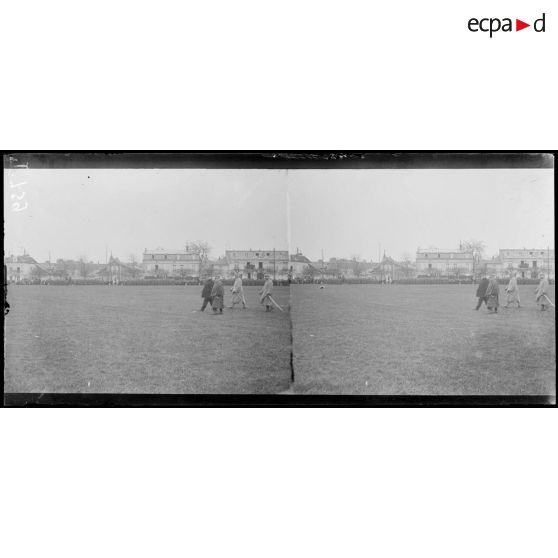 Chantilly. Revue d'une division coloniale. Le général Joffre et le général de Castelnau passant devant le front des troupes. [légende d'origine]