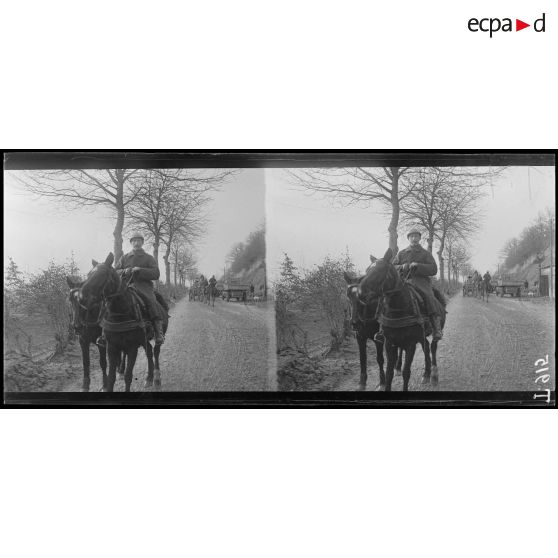 Convois sur la route (près "La Cave" de Vienne-La-Ville). [légende d'origine]