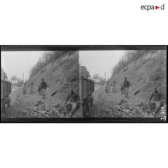 (Près "La Cave" de Vienne-La-Ville). 26-1-16. Territoriaux réparant la route. [légende d'origine]