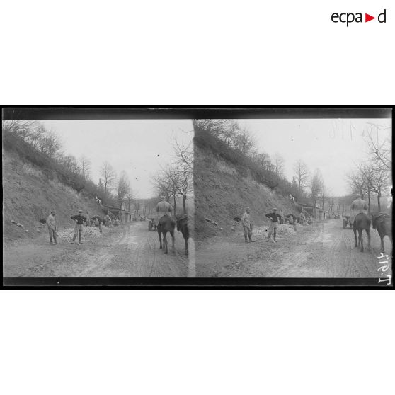 (Près "La Cave" de Vienne-La-Ville). 26-1-16. Territoriaux réparant la route. [légende d'origine]