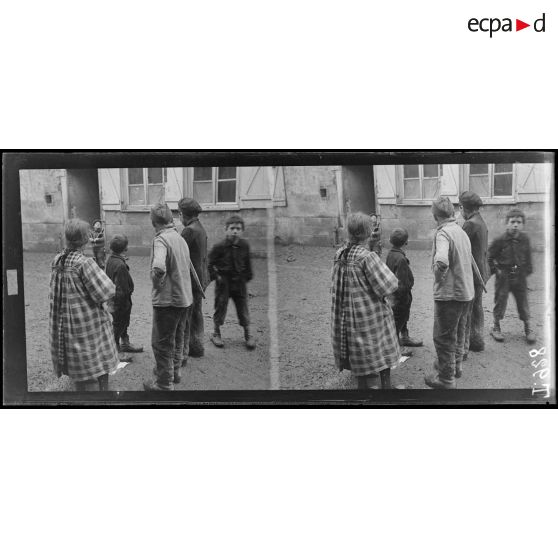 (Sainte-Menehould). Les enfants jouents aux soldats. "Le service de ravitaillement". [légende d'origine]