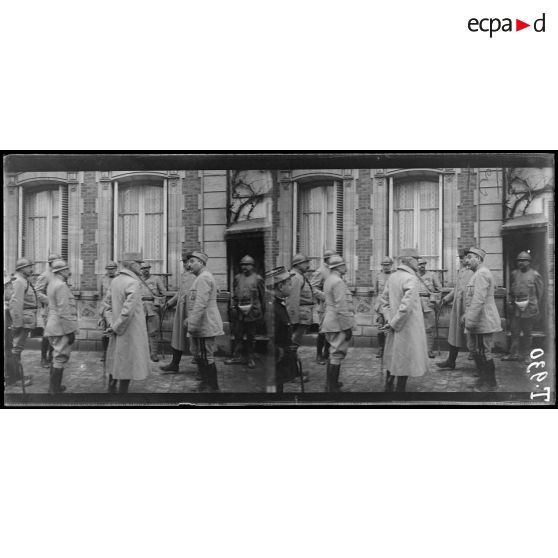 Florent. Les généraux Anthoine, Duport et Mojon, avec les colonels de l'armée attendant le général Humbert. [légende d'origine]