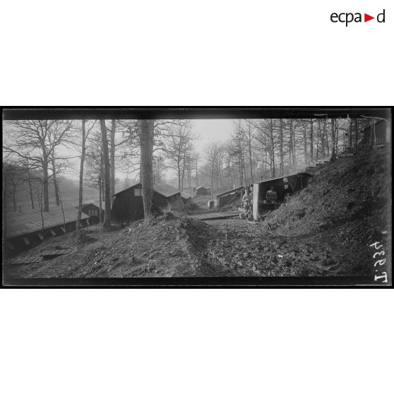 Au camp "Souniat" près La Cavette de Moiremont. Abris de la section du génie. 29-1-16. [légende d'origine]