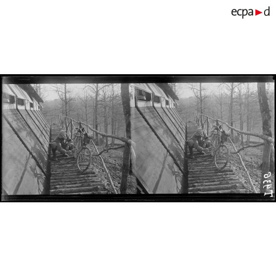 Camp de Souniat près La Cavette. Modèle de chemin de rondinage faisant pourtour à une baraque adrian. [légende d'origine]