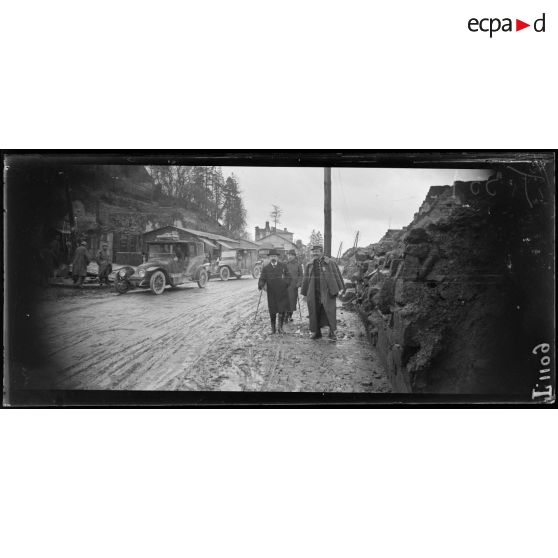 Clermont -en-Argonne. Voyage de messieurs Barthou et Pichon. 19-2-16. [légende d'origine]