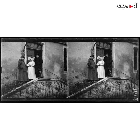 Clermont-en-Argonne. Au seuil de l'hôpital, soeur Gabielle. Monsieur Pichon et Monsieur Barthou. [légende d'origine]