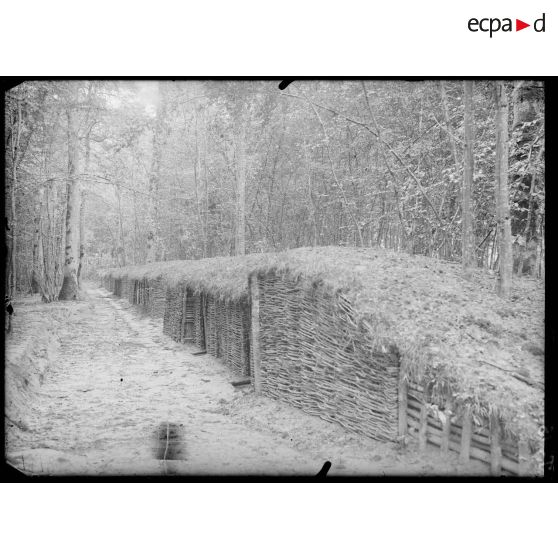 27 juillet 1915. Batterie non enterrée, au bois de Malvoisine, près Touquin. [légende d'origine]