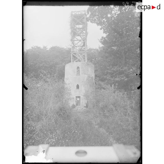 27 juillet 1915. Lumigny. Les vestiges de la tour Helvetius sur lesquels est érigé l'observatoire. [légende d'origine]