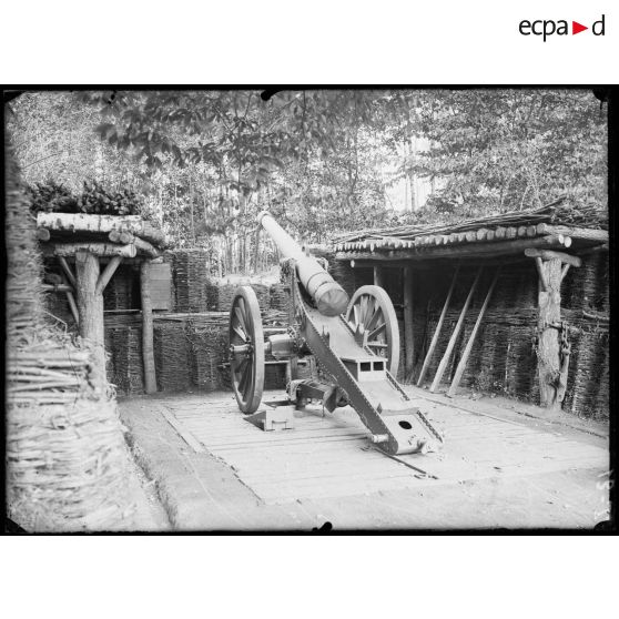 27 juillet 1915. Monthety. Dans la batterie, une pièce de 120 long. [légende d'origine]