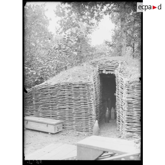 27 juillet 1915. Berchères. Dans la batterie. Un magasin de munitions. [légende d'origine]