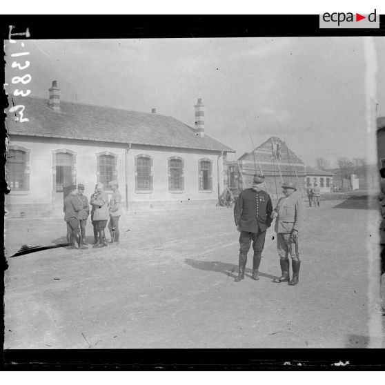 Verdun, caserne de Beaulieu.Le Général Joffre et le Général Guillaumat. [légende d'origine]