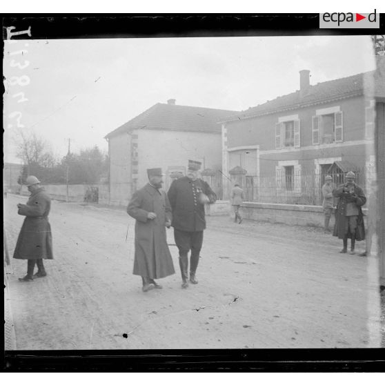 (Dieu Rattantout, Meuse). Général Joffre et Colonel Baue. [légende d'origine]