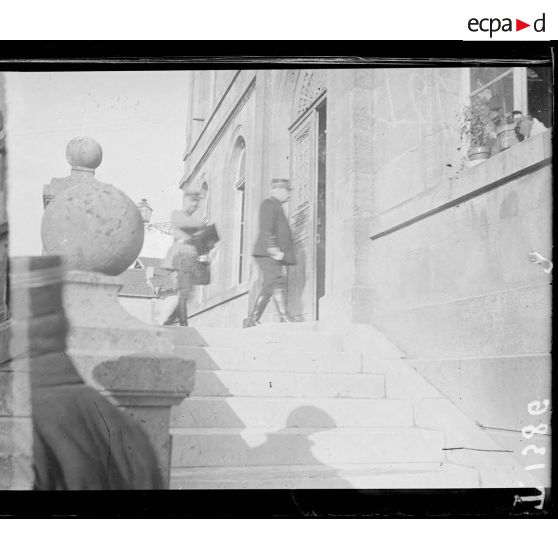 Le Général Joffre à Souilly. [légende d'origine]