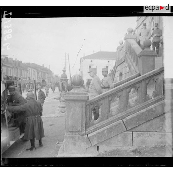 Le Général Joffre quitte Souilly. [légende d'origine]