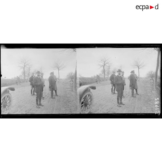 En Argonne. 21-3-16. Messieurs Barthou et Pichon. Généraux Hennocque, Anthoine et capitaine Bloch-Laroque. [légende d'origine]
