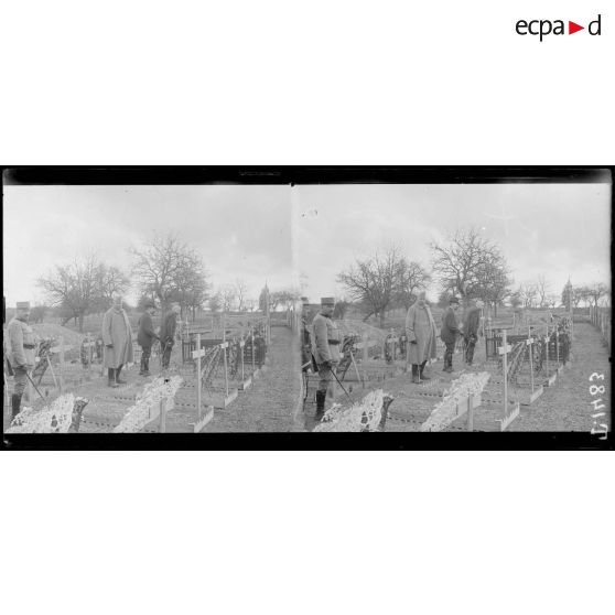 Cimetière de Moiremont (Marne). Messieurs Barthou et Pichon. [légende d'origine]