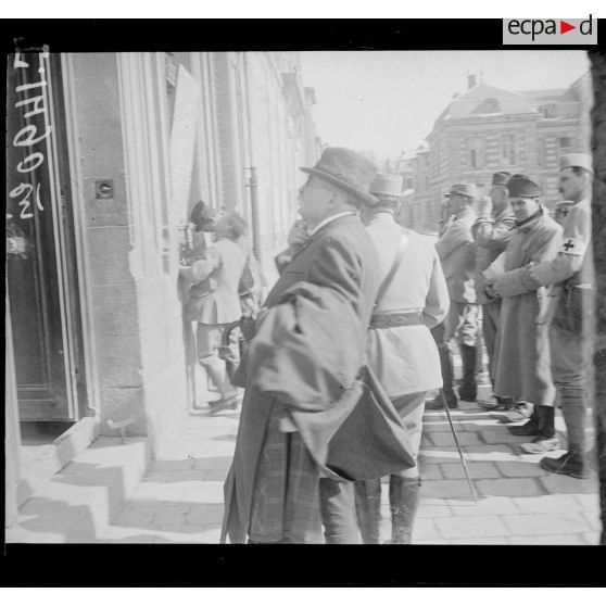 En Argonne. Messieurs Barthou et Pichon. [légende d'origine]