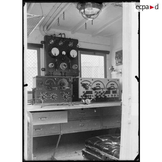 28 juillet 1915. Génie. Tour Maubourg. Voiture poste de T.S.F. (Voiture. Transmission et réception. Compartiment de haute tension 20000 volts). Chambre de manipulation. [légende d'origine]
