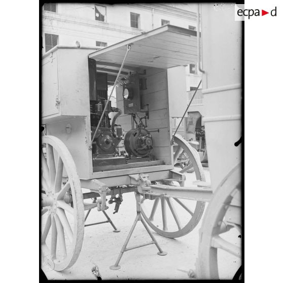 28 juillet 1915. Génie. Tour Maubourg. Poste colonial T.S.F. Voitures Schneider hippomobiles. 1er plan : le groupe électrogène d'une puissance de 200 volts. En haute tension, 10000 volts (voir n°30). [légende d'origine]