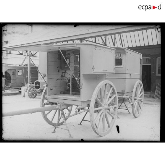 28 juillet 1915. Génie. Tour Maubourg. Poste colonial T.S.F. Voitures Schneider hippomobiles. 1er plan : l'avant du poste figurant au cliché 29. 2e plan, la voiture poste de transmission et de réception. [légende d'origine]