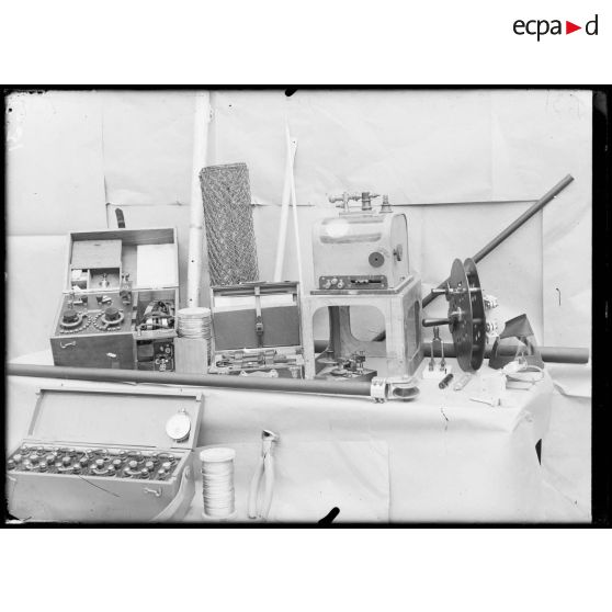 29 juillet 1915. Matériel complet d'un poste de T.S.F. servant aux avions pour le réglage du tir d'artillerie (cet appareil porte à 20 kilomètres). [légende d'origine]
