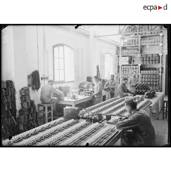 29 juillet 1915. Magasin de réception des appareils de téléphonie militaire construits aux ateliers de la Tour Maubeuge. [légende d'origine]